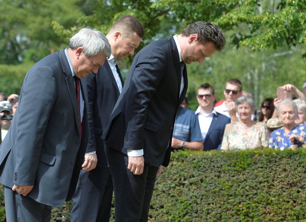 Předseda Poslanecké sněmovny Radek Vondráček (vpravo) a místopředsedové dolní komory Vojtěch Filip (vlevo) a Tomio Okamura (uprostřed) se klaní při kladení věnců 15. června 2019 v Lidicích na Kladensku při pietním aktu k 77. výročí vyhlazení obce nacisty.