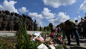Stovky lidí si dnes v Lidicích připomněly 75 let od zničení obce nacisty.