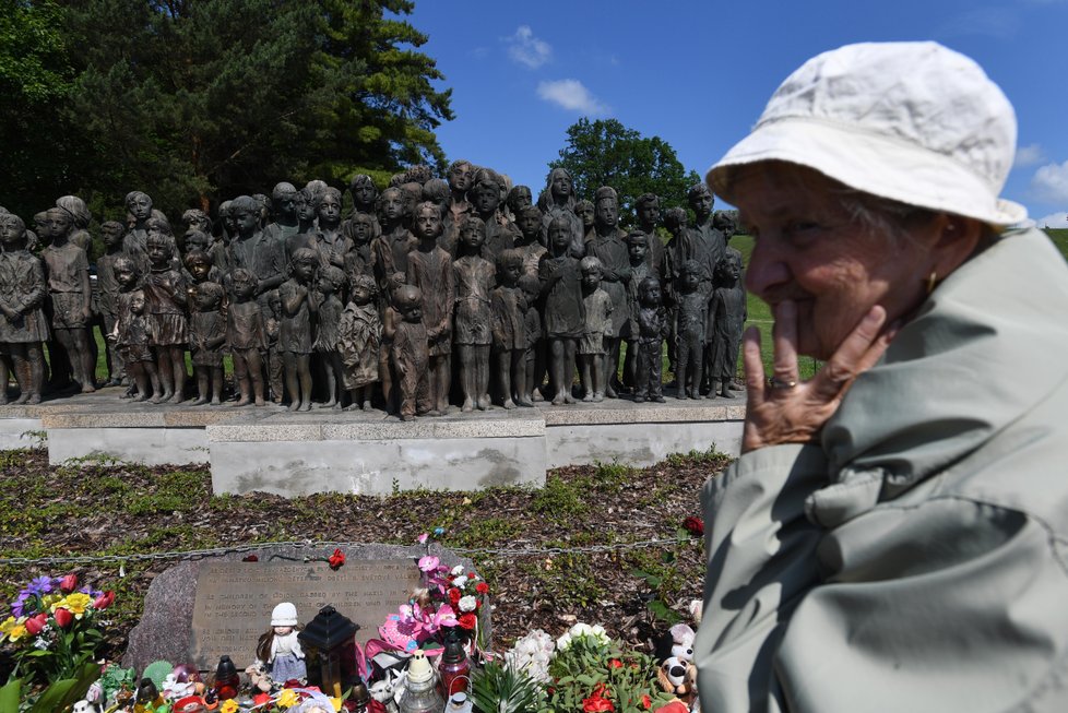 Stovky lidí si v Lidicích připomněly zničení obce nacisty. Stalo se tak 10. 6. 1942.