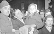 Hana v náručí své maminky, která se vrátila z koncentráku v Ravensbrücku
