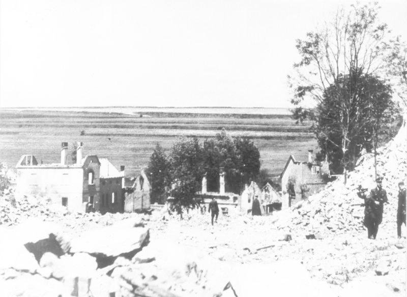 Nacisté prohlížejí ruiny po vypálení Lidic.