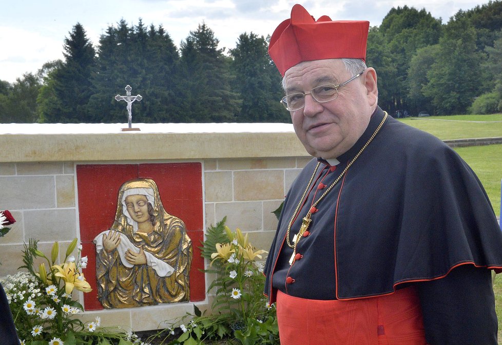 Kardinál Duka při mši za oběti Lidic.