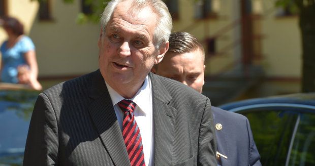 Popelníček na palubě i zkrácený program kvůli vlhku: Zeman míří do Vietnamu