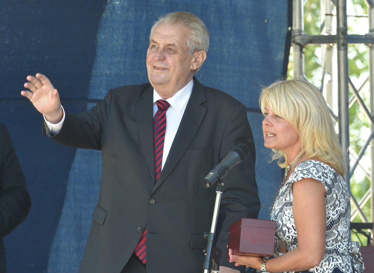 Zeman hřměl v Lidicích: Zbabělost vydáváme za multikulti toleranci