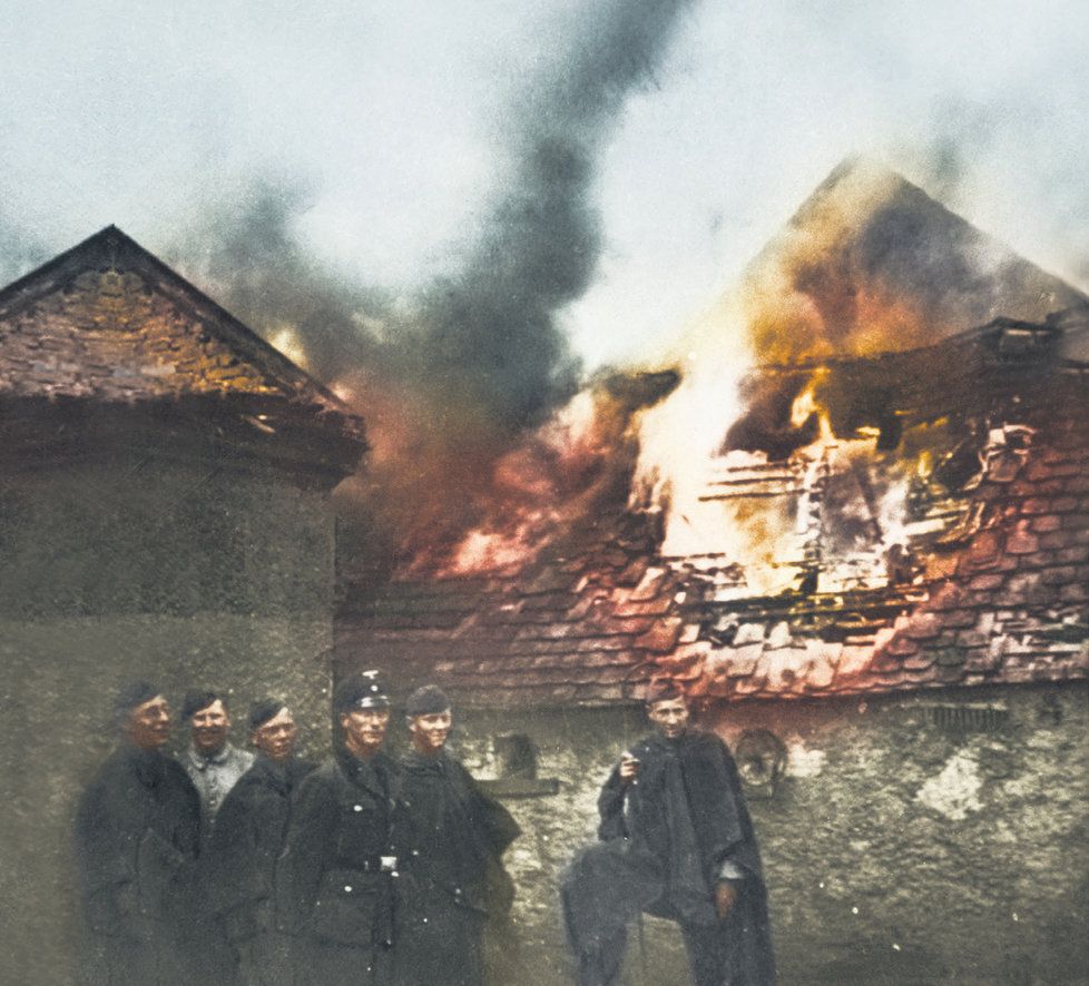 Dobový snímek, pořízený německým vojenským fotografem, zachycuje vypalování Lidic v červnu 1942.