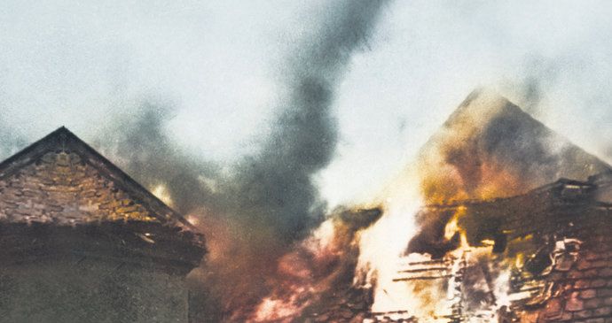 Dobový snímek, pořízený německým vojenským fotografem, zachycuje vypalování Lidic v červnu 1942.