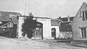 4. Lidice, 30. léta minulého století: Brána do dvora Horákova statku, kde bylo 10. června 1942 nacisty zavražděno 173 lidických mužů.