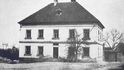 10. Lidice, 30. léta minulého století: Místní škola, kam původně nacisté 10. června 1942 nahnali ženy s&nbsp;dětmi.