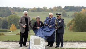 Na snímku zprava generál Emil Boček, synovec Josefa Horáka Antonín Nešpor, nejdéle žijící lidická žena Miloslava Kalibová a předseda Spolku pro vybudování památníku Josefa Horáka a Josefa Stříbrného v Lidicích Miroslav Kaliba při odhalení základního kamene památníku oběma letcům.