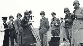 Na tomto snímku je skupina českých fi lmařů z Aktuality, které Němci donutili 24. června zachytit demolici obce