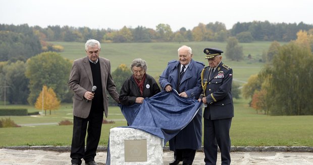 Rozhádané Lidice: Obyvatelé se přou o pomník letců Horáka a Stříbrného