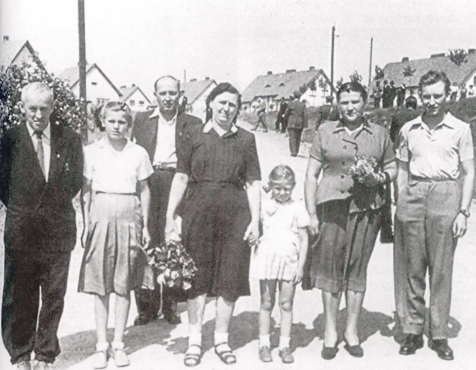 Po válce byl František Saidl (zcela vlevo) zachycen fotografem jako spořádaný občan. Čtvrtá zleva je jeho družka.