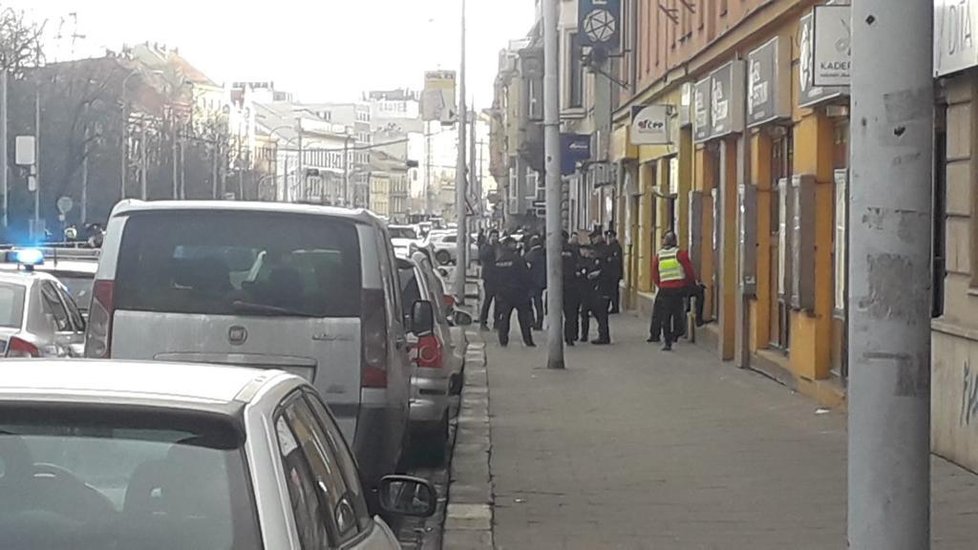 Policisté uzavřeli Lidickou ulici v Brně.