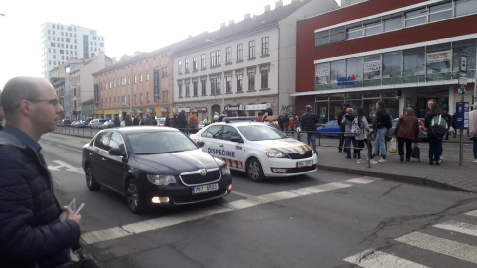 Policisté uzavřeli Lidickou ulici v Brně.