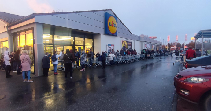 Nával v prodejnách Lidl kvůli vajíčkům v akci (7.11.2022)