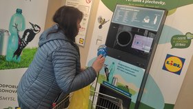 Prodejna Lidl v brněnské Trnkově ulici začal odebírat prázdné PET láhve i plechovky. Zákazníci mohou díky tomu ušetřit za nealko nápoje.