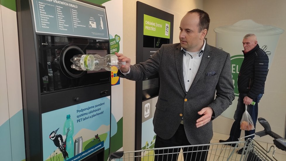Prodejna Lidl v brněnské Trnkově ulici začal odebírat prázdné PET láhve i plechovky. Zákazníci mohou díky tomu ušetřit za nealko nápoje.