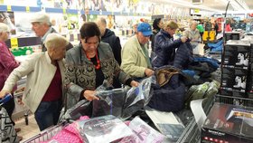 Lidé nakupují v brněnském Lidlu na Lesné bundy ve slevové akci.