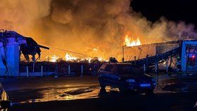 V Kladně v noci hořel obchodní dům Lidl