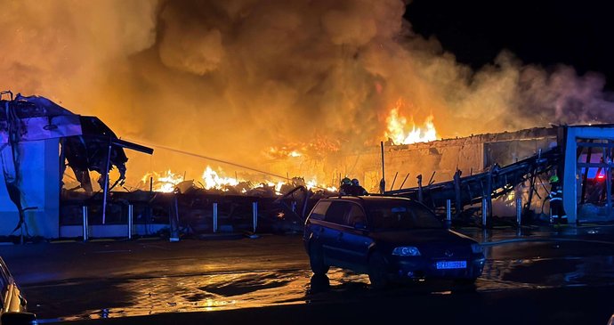 V Kladně v noci hořel obchodní dům Lidl