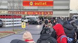 Obří fronty a ucpané parkoviště ve Štěrboholích. Starosta: Dopravní kalamita, dopředu jsme o tom nevěděli!