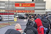 Obří fronty a ucpané parkoviště ve Štěrboholích. Starosta: Dopravní kalamita, dopředu jsme o tom nevěděli!
