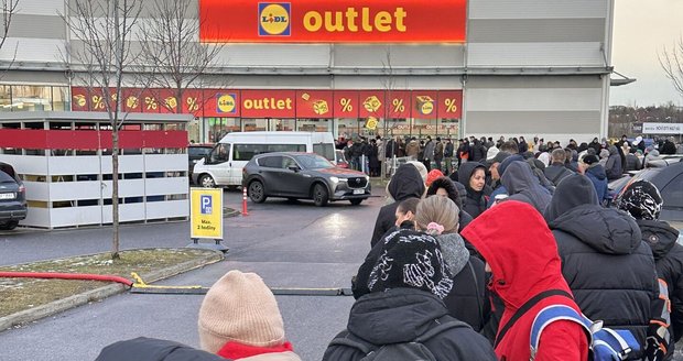 2. ledna 2025 se ve Štěrboholích otevřel Lidl Outlet, který láká na značné ceny. Lidé jsou kvůli němu schopní zaplnit celé parkoviště. Ode dne otevření se fronty zákazníků kolikrát táhnou i desítky metrů před prodejnu. (7. leden 2025)
