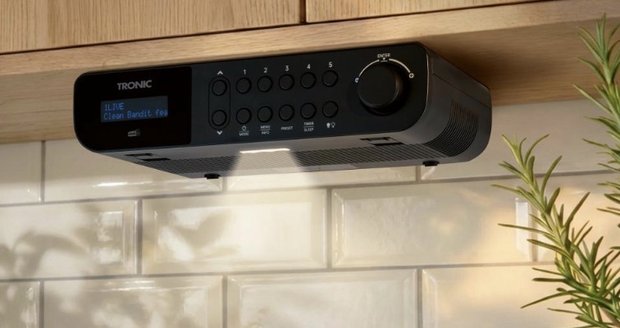 Podívali jsme se, jak si podvěsné rádio z Lidlu stojí v porovnání s dalšími modely na českém trhu. Konkurenční přístroje často přihazují bezdrátovou technologii Bluetooth, ale připlatíte si za ni i více než dvojnásobek.
