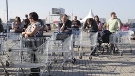 Slevové šílenství v Letňanech: Fronty, strkanice a hádky kvůli zboží za babku