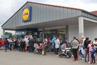 Jako za totáče! Supermarket Lidl v Kralupech pukal kvůli frontám ve švech