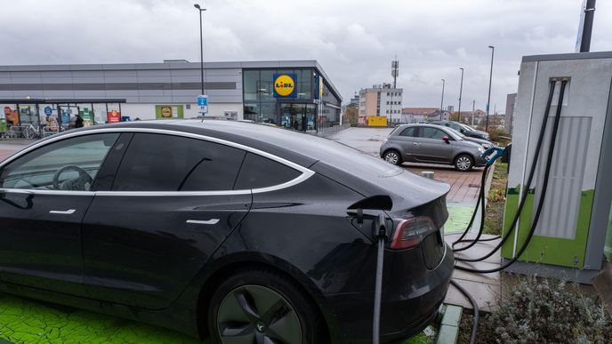 Tesla Model 3 během dobíjení u řetězce Lidl. Tesla Model 3 během dobíjení u řetězce Lidl.