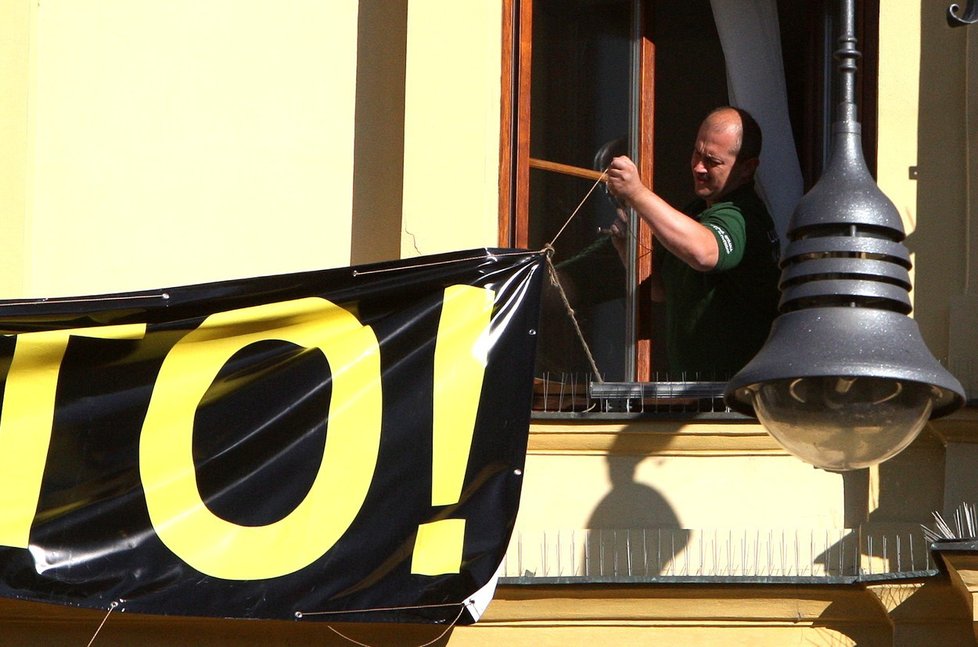 Kotleba vyvěšuje kontroverzní banner, který hlásal: „STOP NATO“.
