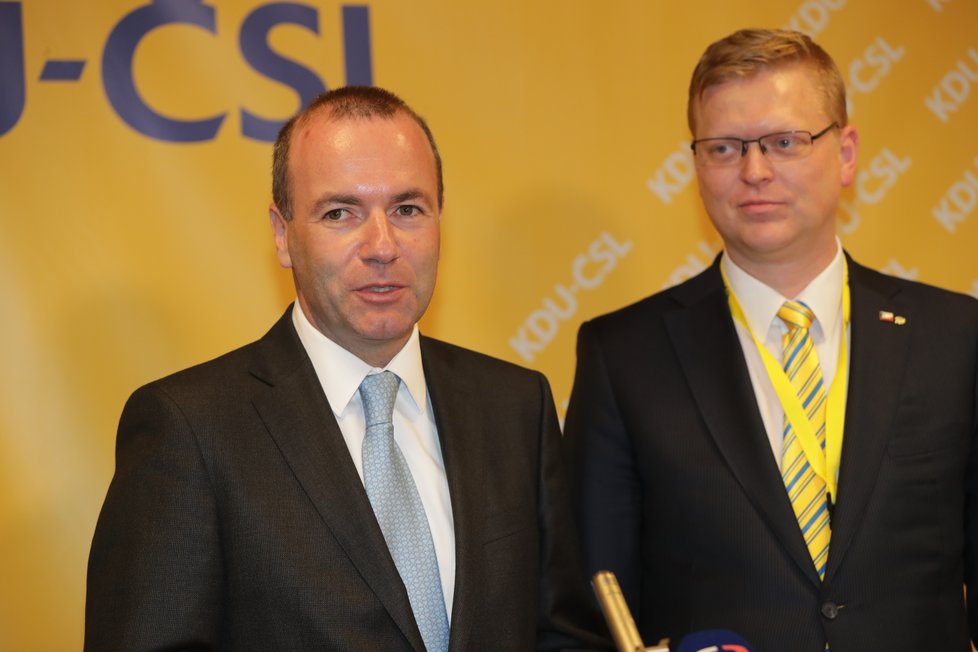 Šéf frakce Evropské lidové strany v Evropském parlamentu Manfred Weber (vlevo) a předseda KDU-ČSL Pavel Bělobrádek