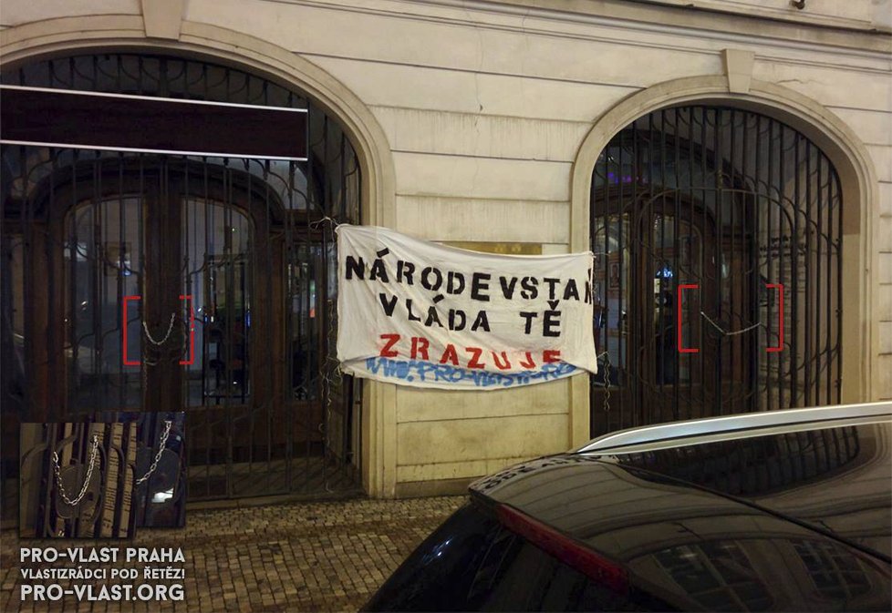 Aktivisté uzamkli Lidový dům. Požadují demisi premiéra Sobotky