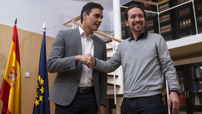 Lídr španělských socialistů Pedro Sánchez (vlevo) a Pablo Iglesias z Podemos (vpravo)