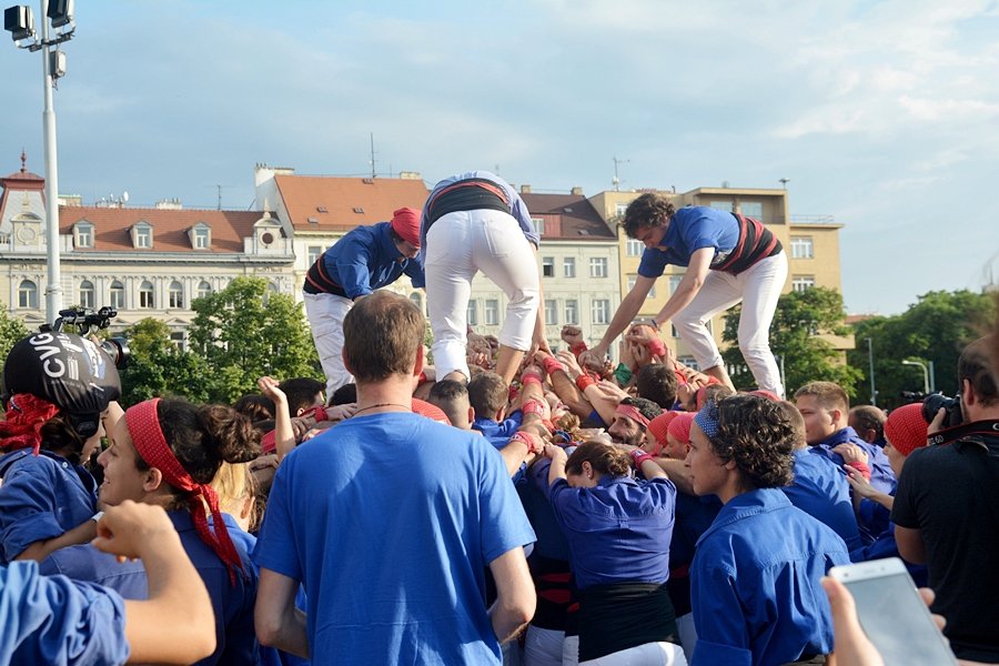 Na Jiřáku vyrostly lidské věže.