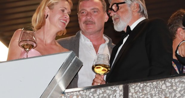 Liev Schreiber s Jiřím Bartoškou na festivalu v Karlových Varech