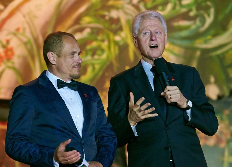 Bill Clinton promluvil o významu podpory nemocných HIV a AIDS.