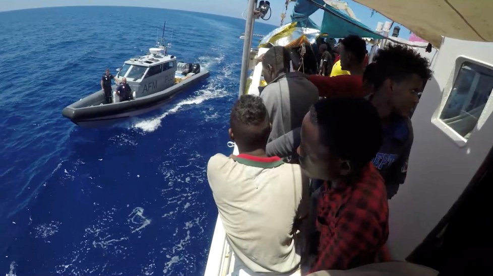 Podobné situaci jako Aquarius čelila v červnu Loď Lifeline s více než dvěma stovkami migrantů na palubě. Tehdy Malta nakonec svůj přístav otevřela.