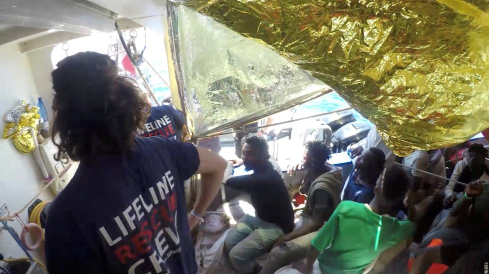 Podobné situaci jako Aquarius čelila v červnu Loď Lifeline s více než dvěma stovkami migrantů na palubě. Tehdy Malta nakonec svůj přístav otevřela.