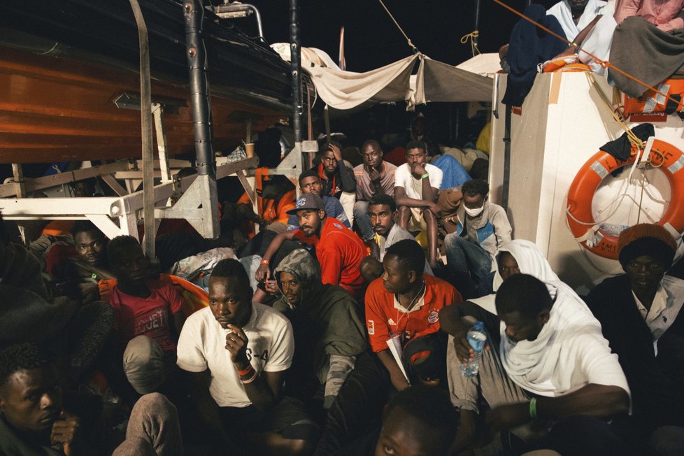Migranti z lodi Lifeline.