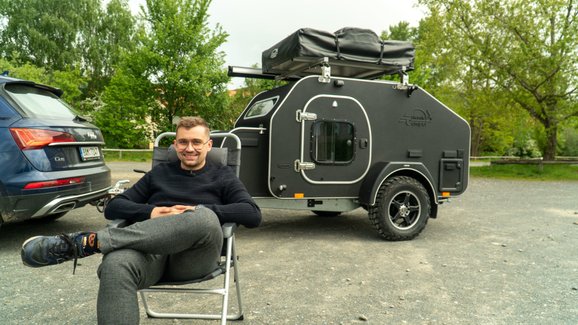 Video: Vyzkoušeli jsme odolné bydlení na kolech. Výbavou překypuje, stačí na něj béčko