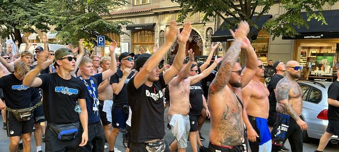Kodaňský klub přijely podpořit masy fanoušků! Při svém pochodu směr Letná doslova zahltili ulice Prahy!