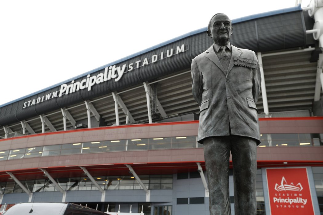 Scoha legendy Sira Taskera Watkinse před stadionem v Cardiffu