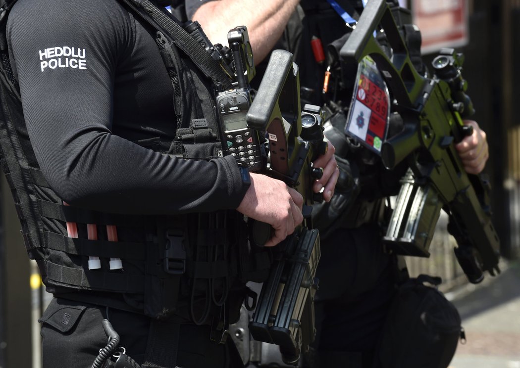 Finále Ligy mistrů je velmi důkladně hlídané, kolem stadionů hlídá mnoho policistů se zbraněmi