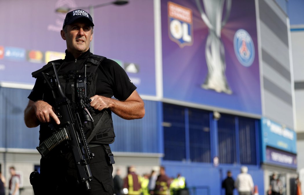 Finále Ligy mistrů je velmi důkladně hlídané, kolem stadionů hlídá mnoho policistů se zbraněmi