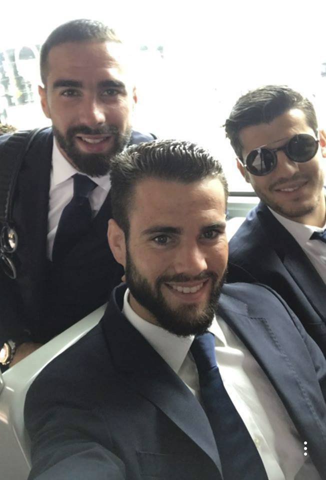 Hráči Realu Madrid Nacho, Álvaro Morata a Dani Carvajal při cestě do Cardiffu na finále Ligy mistrů