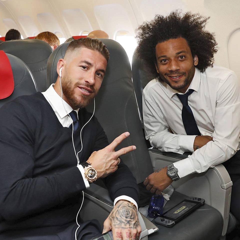 Hráči Realu Madrid Sergio Ramos a Marcelo při cestě do Cardiffu na finále Ligy mistrů