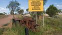 Cedule varující před nebezpečím výkopů v Lightning Ridge