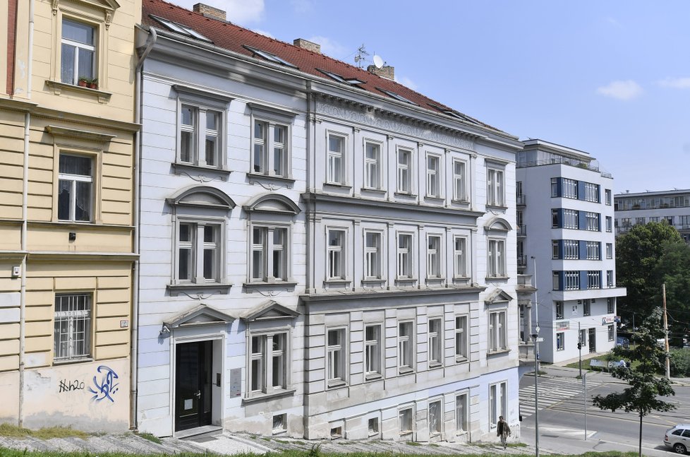 Dům na rohu ulic Radlická a Za Ženskými domovy v Praze, ve kterém má podle svého webu kancelář společnost Liglass Trading CZ.